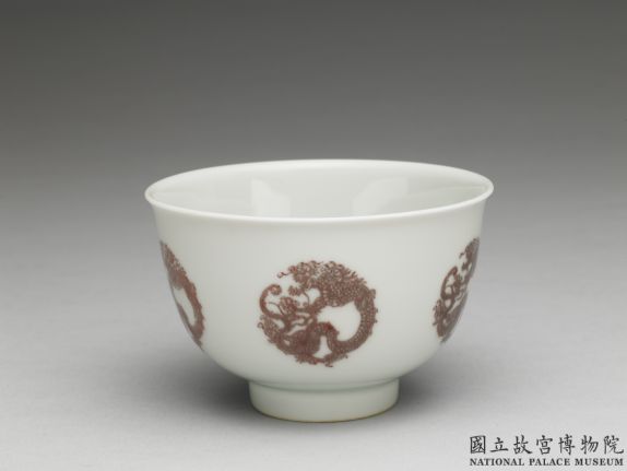 White cup with encircled dragon decoration in overglaze red, Qing dynasty, Kangxi reign (1662-1722)